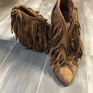Women’s fringe suede ankle boots size 6.5